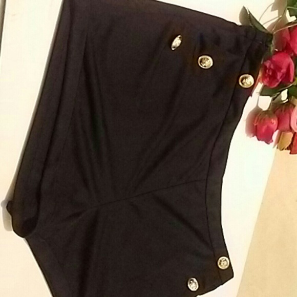 lady's Shorts 🔥♥️ - Picture 1 of 4